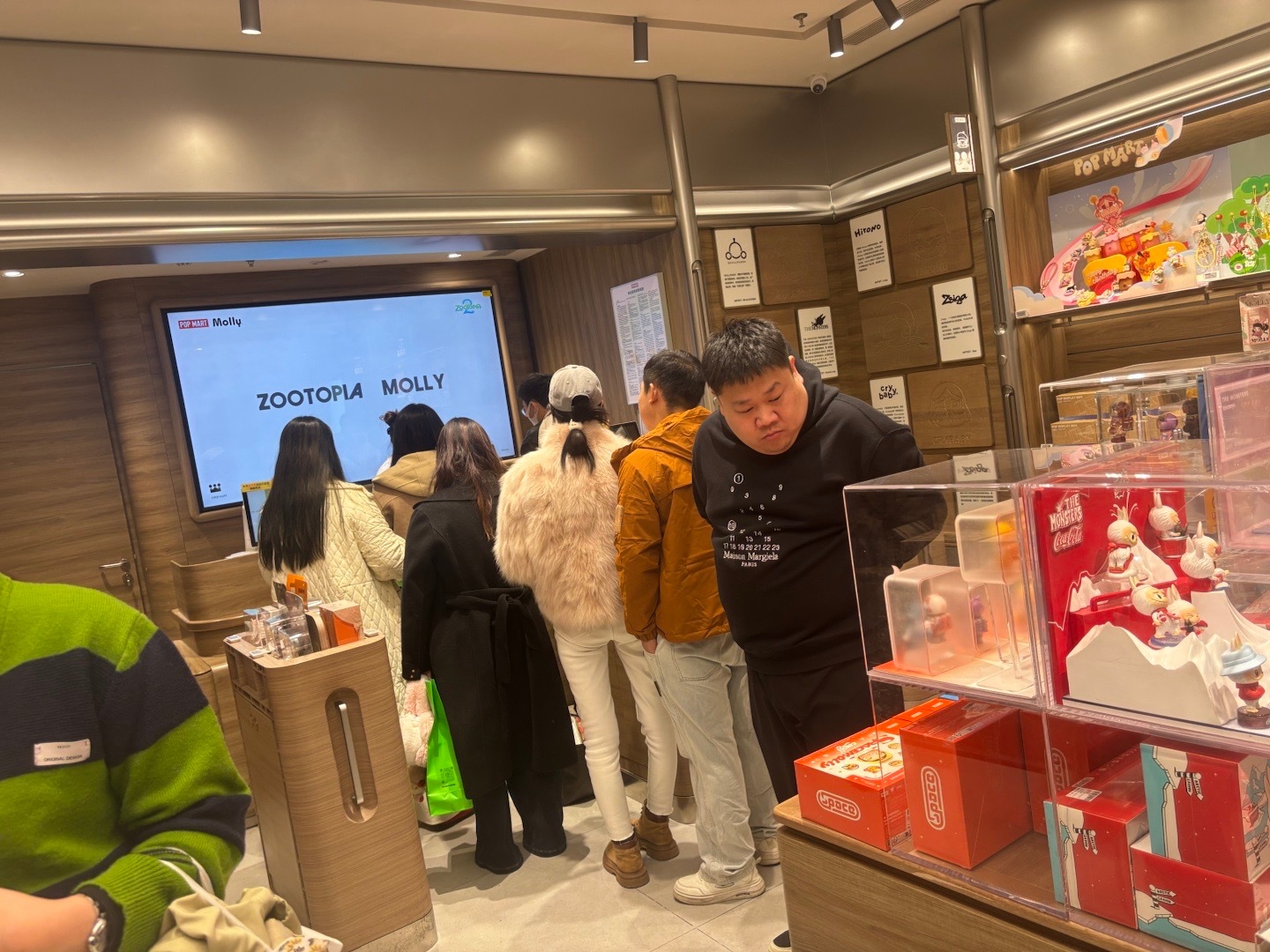 工作日晚上的泡泡玛特人们在排队结账这应该比芬太尼还赚钱的买卖 ​​​