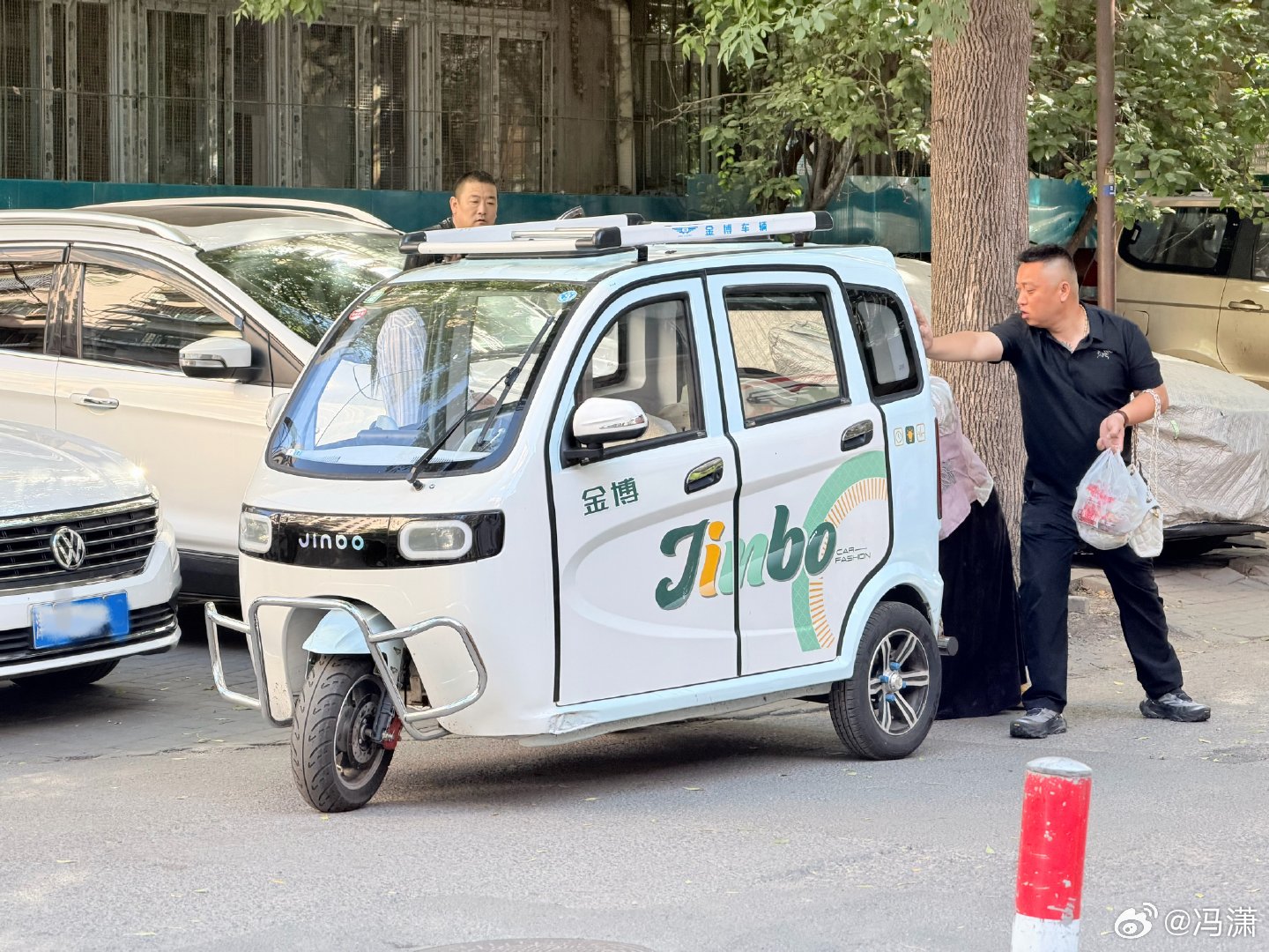 一家人要出门但有个老头乐把车挡住了，还拉了手刹推不动…… ​​​