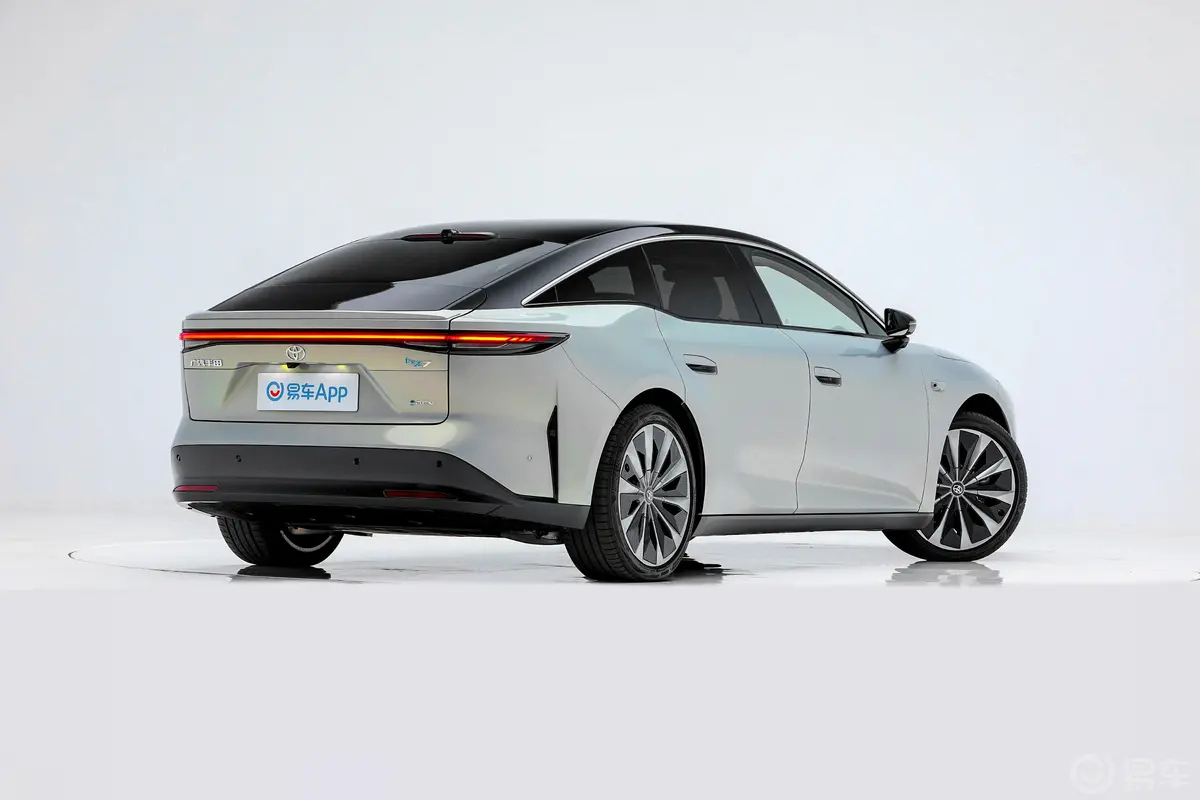 好车分享 丰田BZ7和丰田皇冠真的非常神似。当然了，也只是神似，实际差着十万八千