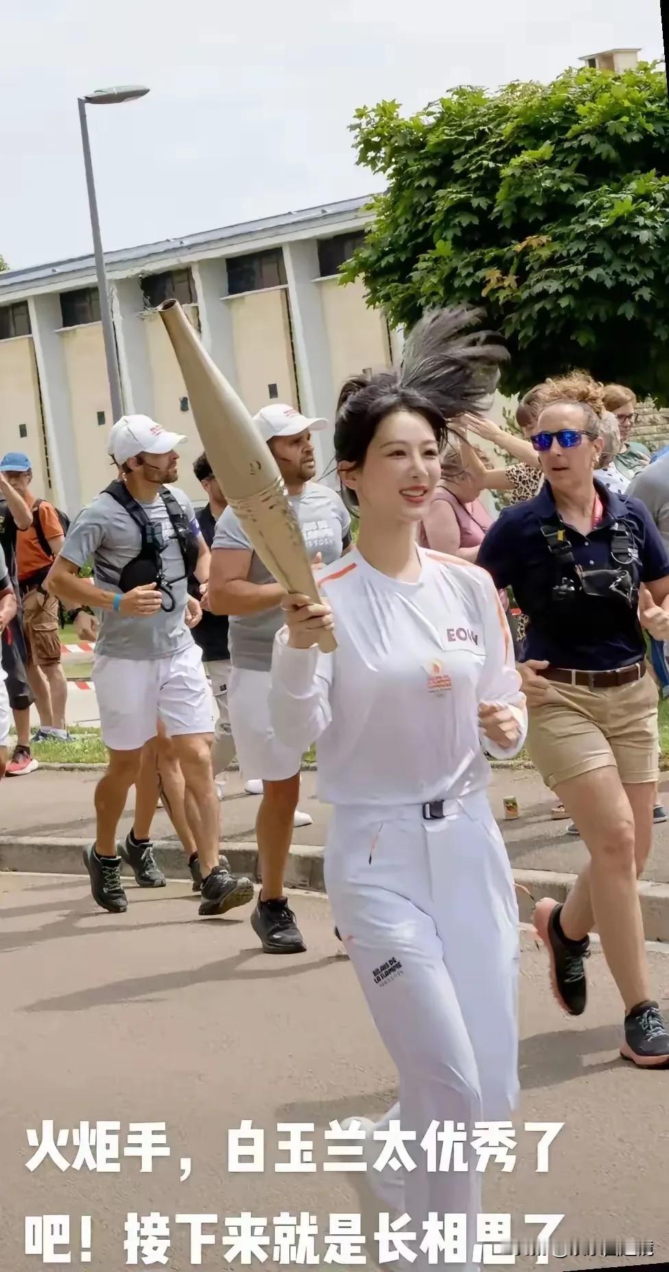 为什么很多女火炬手都挑选美人担任呢，是为了养眼吗？比如照片中这位中国家喻户晓的女
