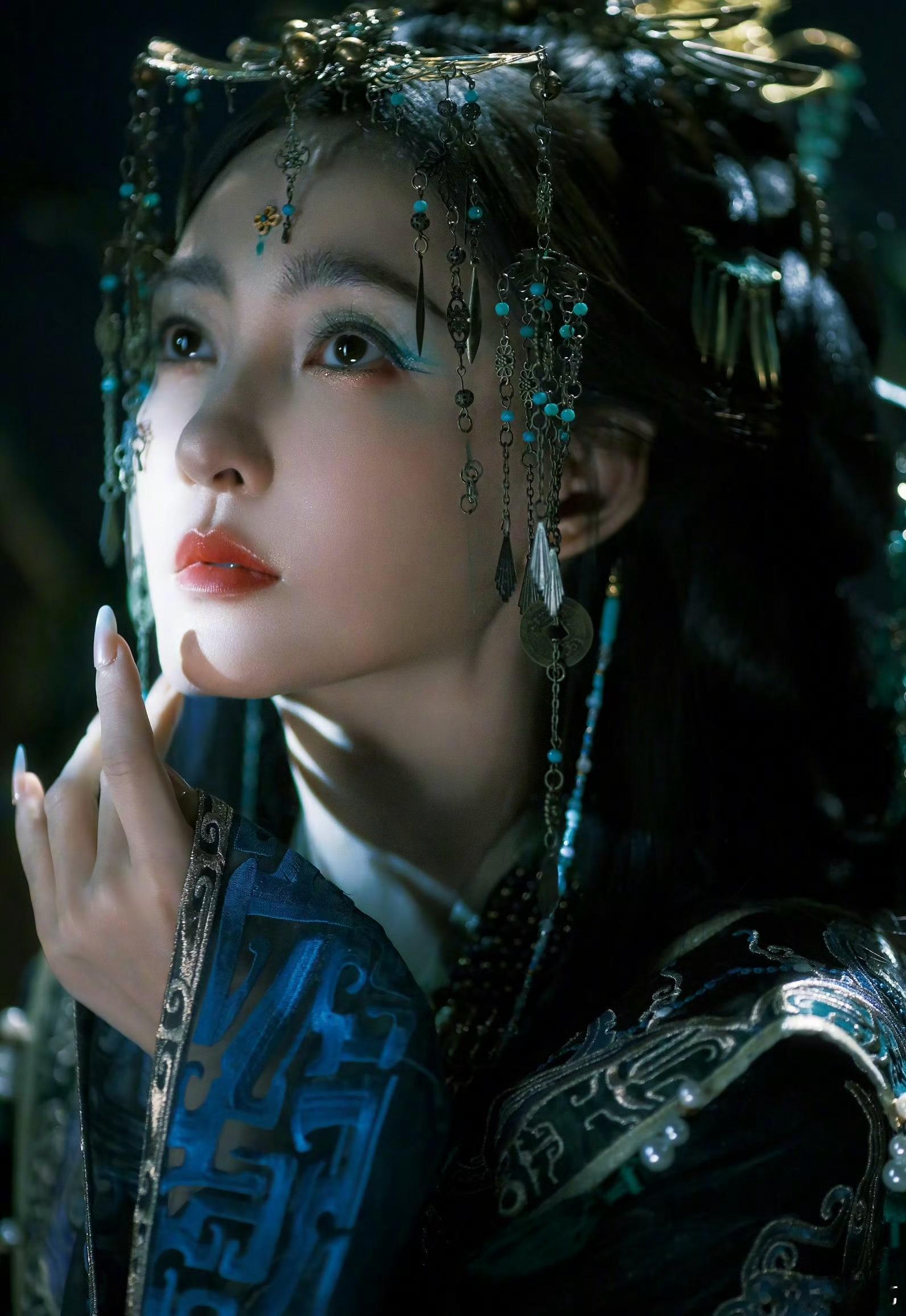 好久没在内娱见过这种类型了 看惯了浓妆艳抹，再看这种清雅脱俗的古典美，太治愈了。