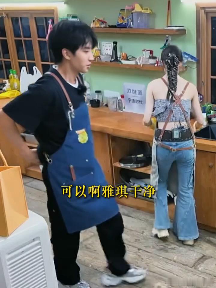 王俊凯工作留痕了王俊凯劝张雅琪休息中餐厅摆摊结束全员忙到凌晨一点👏王俊凯、林大
