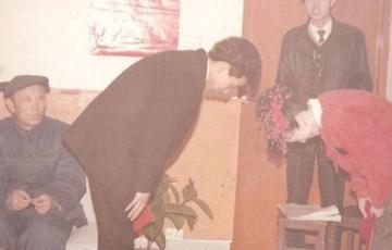 1996年，曾任邓小平警卫员的马林准备结婚，双方家长见面商量婚事，不料岳母却提出