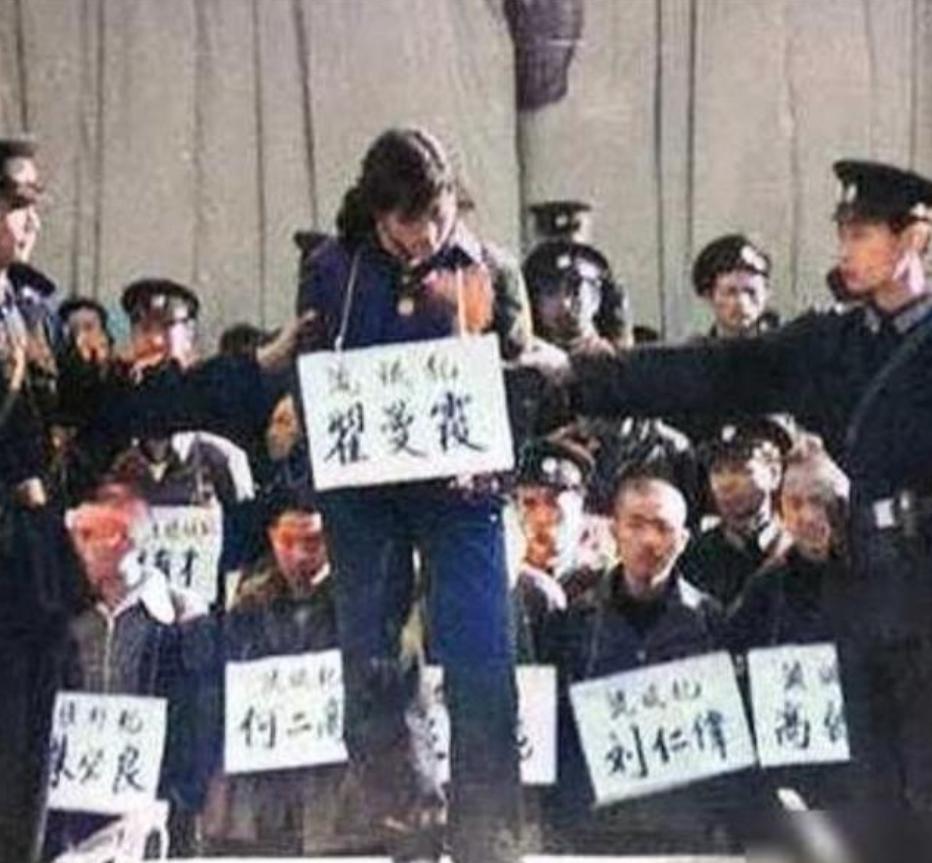 1983年，年仅25岁的“女流氓”翟曼霞被带到了刑场，而当法警举起步枪准备开枪之