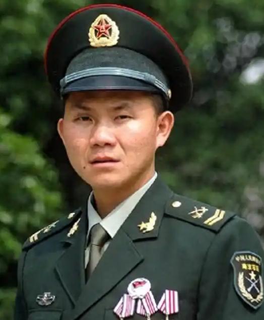 2007年，士兵卢加胜在训练时额头上的疤痕引起了军队政委的注意，在一系列询问后，