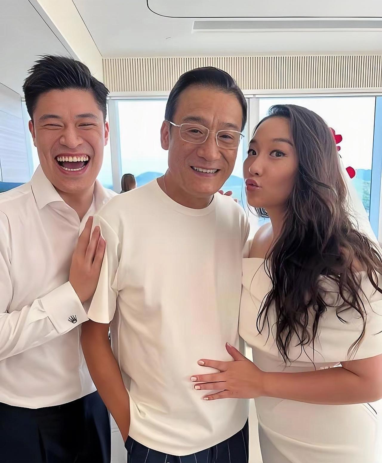 梁家辉与女儿和女婿的一张合影，梁家辉对女婿很满意，能做他的女婿，也是一件幸福的事