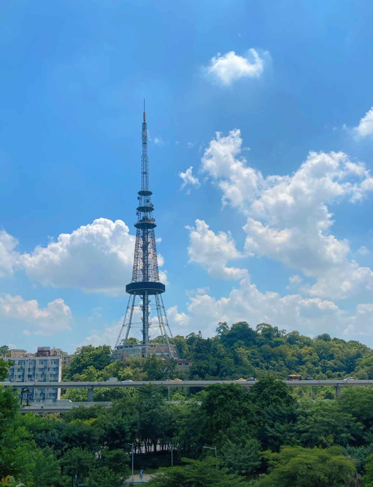 很“日系”的广州云道
喜欢这样明媚的好天气，干净的街道，简洁的道路，广州的好天气