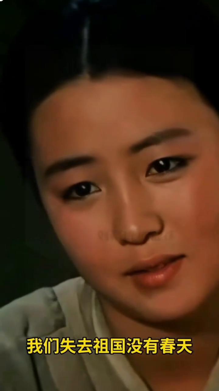 电影《卖花姑娘》插曲(1972)。
可在苦难的岁月里，姑娘为了生计沿街卖花，柔弱