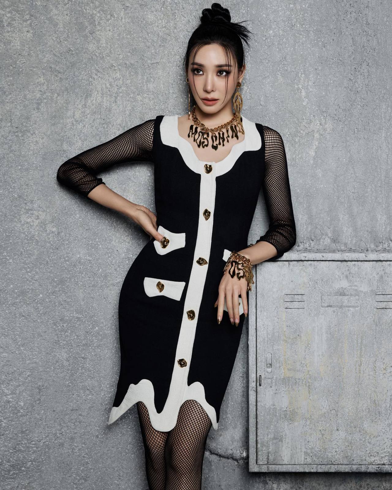 黄美英tiffany[超话]| 2023.8 MOSCHINO宣传图烟熏帕尼🖤