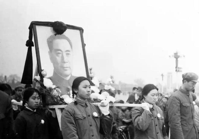 1976年1月8日，敬爱的周总理逝世，全国人民陷入巨大的悲痛中，弥留之际，周总理