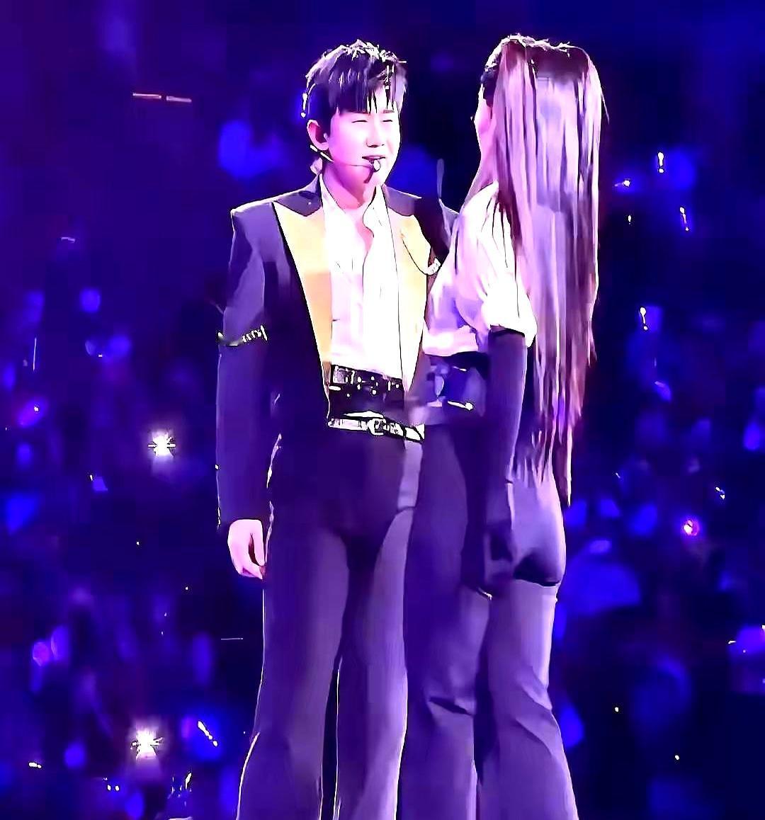 张杰穿紧身裤这事，说白了就是早期没认清自己腿粗，硬把缺点放大了。
 

网友一句