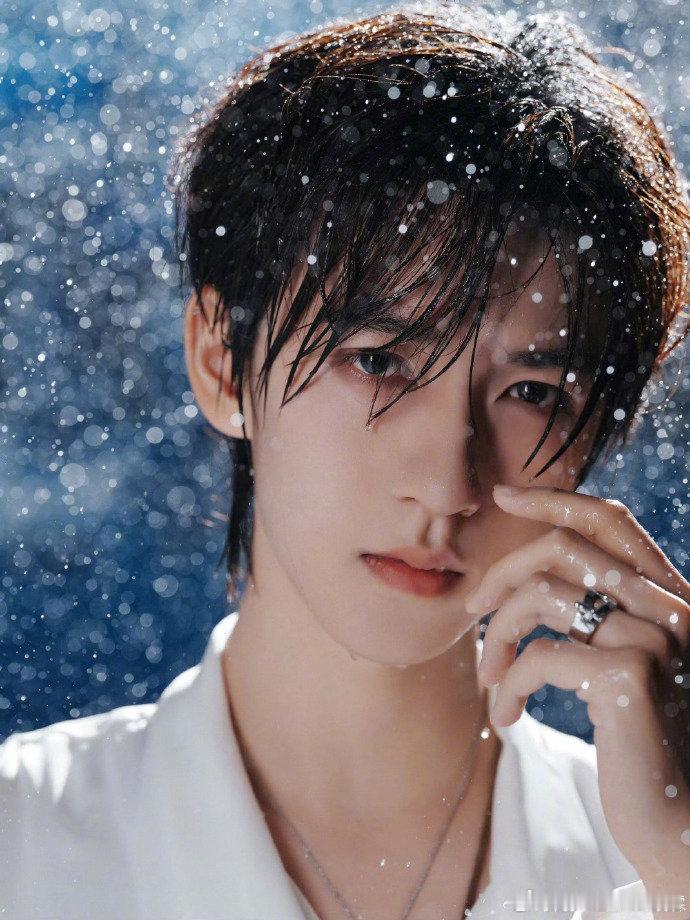 #贺峻霖雨中湿发大片##贺峻霖白衣湿发造型# 最新大片白衣湿发造型[赢牛奶]水珠