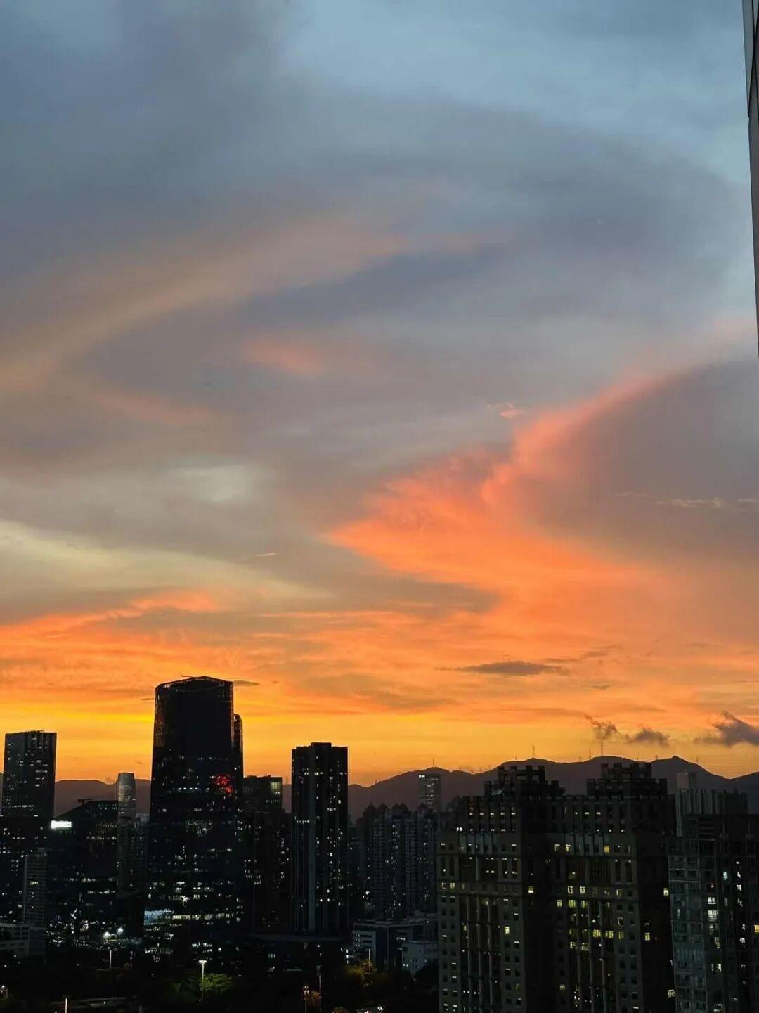 这是今晚的深圳的黄昏，刷爆了朋友圈，希望明天“桦加沙”对广东好点，最好就是快到广