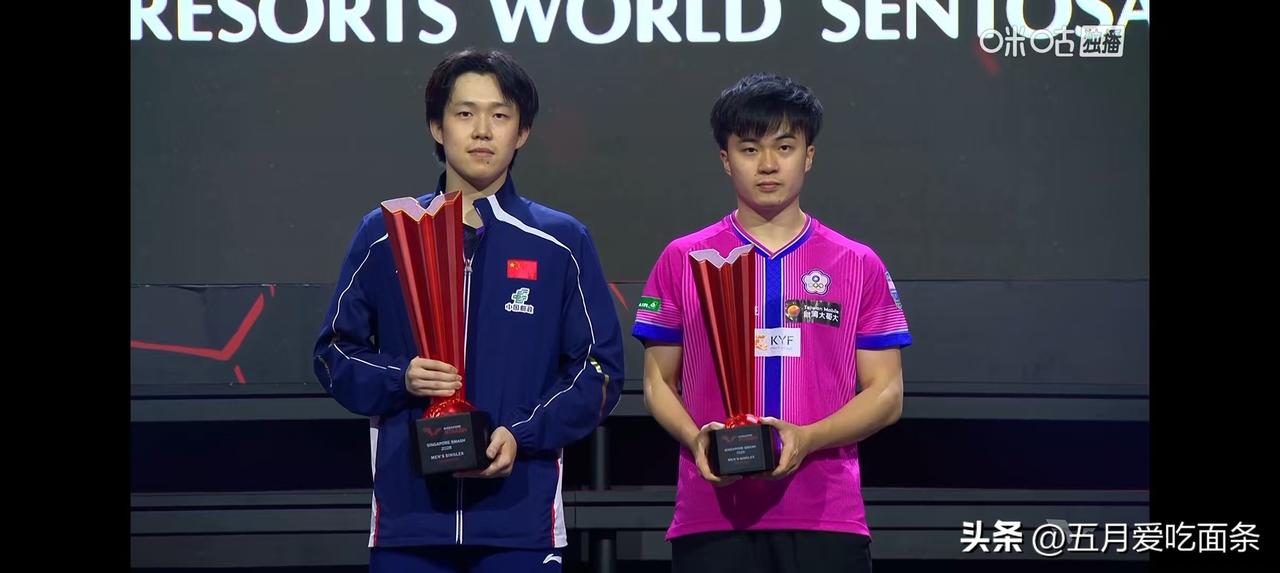 新加坡大满贯后，男单四强积分和奖金如下:
1. 王楚钦（冠军）
 奖金：1000