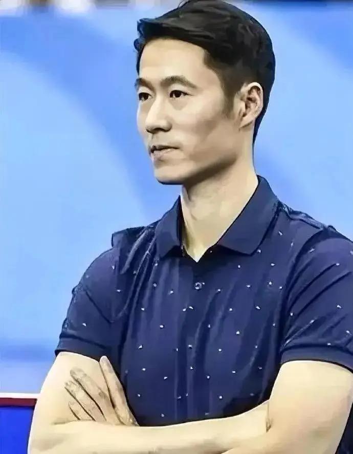 周启豪夺冠：王励勤却怎么也高兴不起来！
首先，2 赛 7 冠夺 1 冠，还不如朱