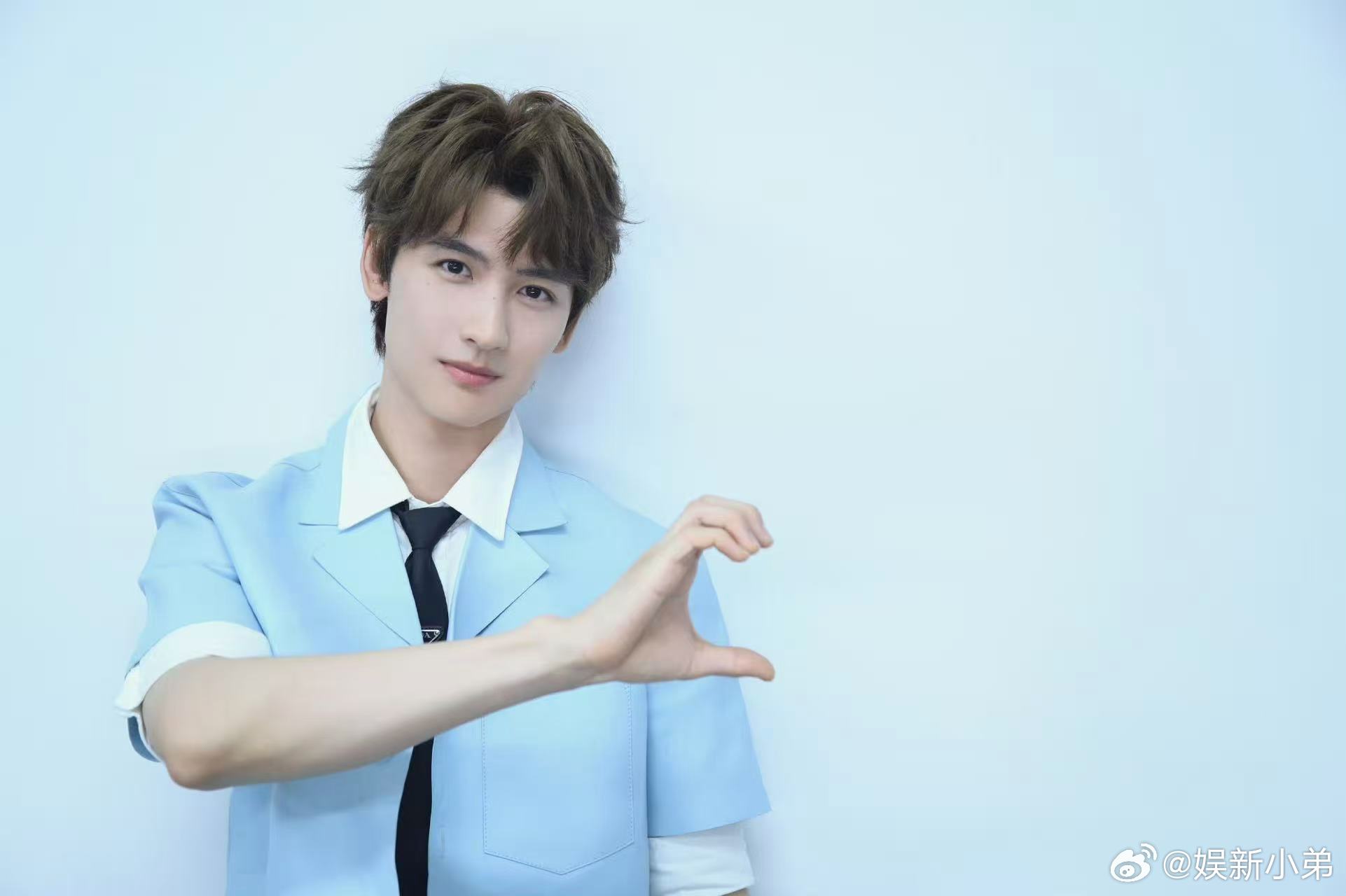 黄俊捷七夕营业，他真的好会提前摆好了姿势给粉丝们自由发挥😍黄俊捷黄俊捷[超话]