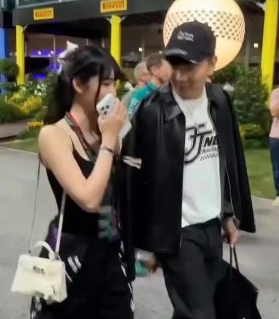 林俊杰和七七牵手离场，还安抚女友不要害羞。

新加坡F1赛场外林俊杰和女友牵手同