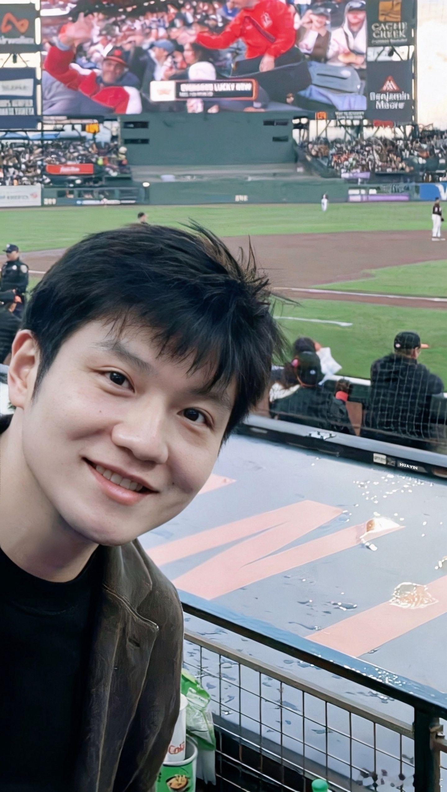 看到樊振东的动态，樊星们像过年一样开心！我们懂得人生从来不止一条赛道，巅峰也从来