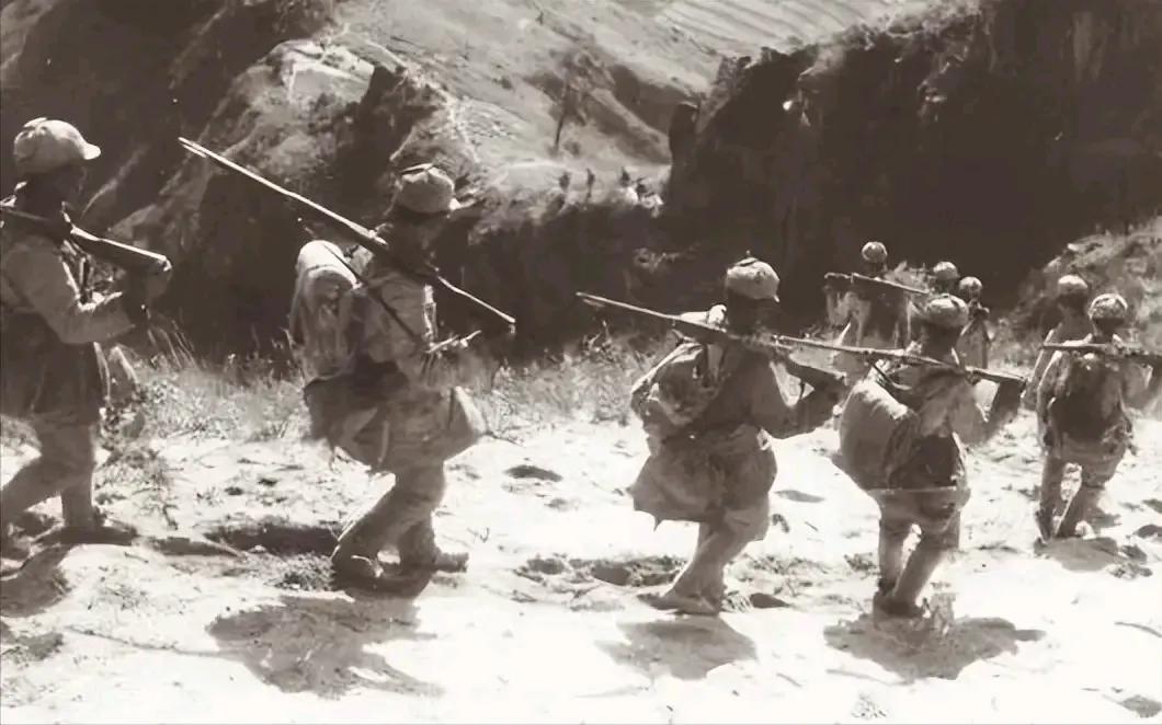 抗战中，八路军侦察员刘锡琨正送情报，不料迎面遇到大队日军。刘锡琨忙拉帽遮脸，淡定