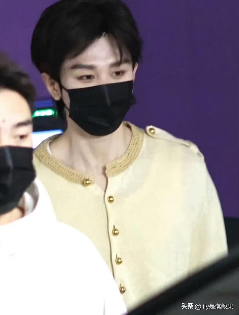 仔细看成毅今日的穿搭，才发现成毅又悄悄穿上了老头衫，我还说成毅现在变大方了，都敢