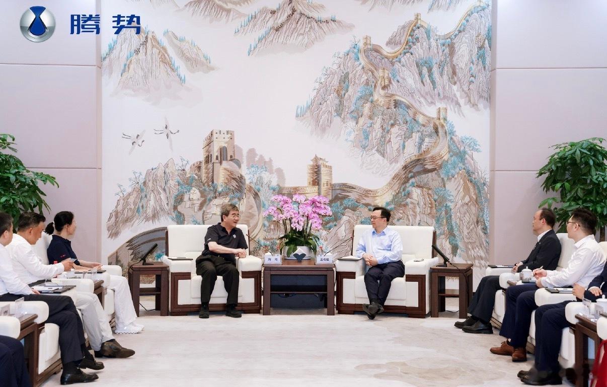 近日，北大知名校友组团走进比亚迪总部，交流现场氛围十分融洽。北京大学原副校长、汇