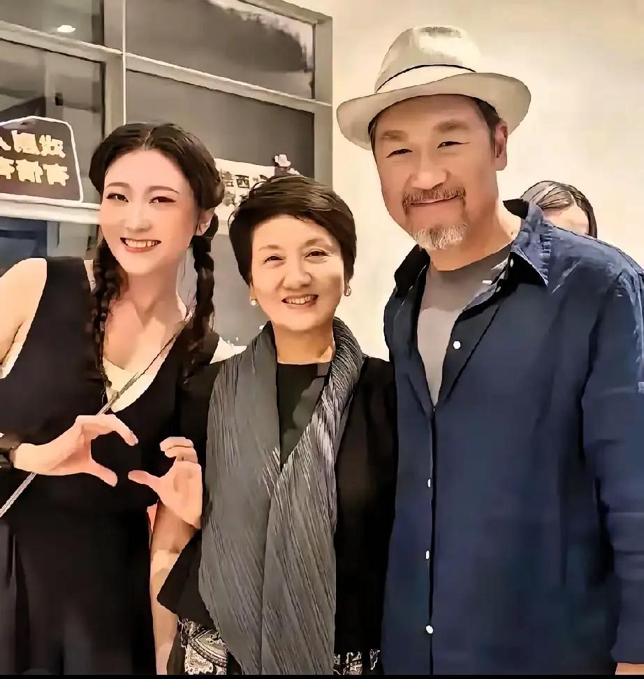 都说谁养的孩子像谁，邓婕女儿像张国立，还是像邓婕多一些？