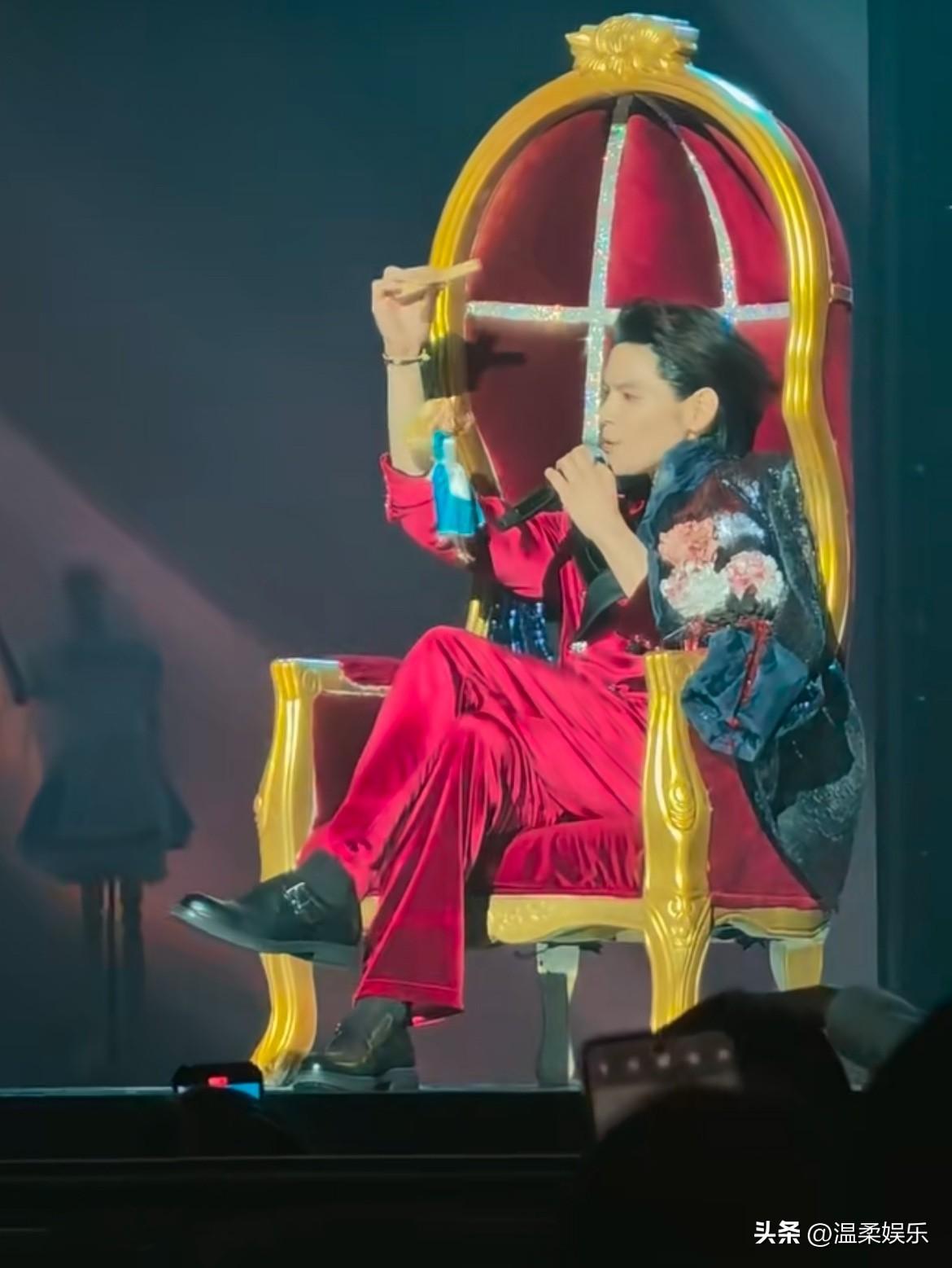 他的路线❌走错了🙅！
真正走的应该是唱歌🎤！
向佐听网友一句劝，把武术🥋当