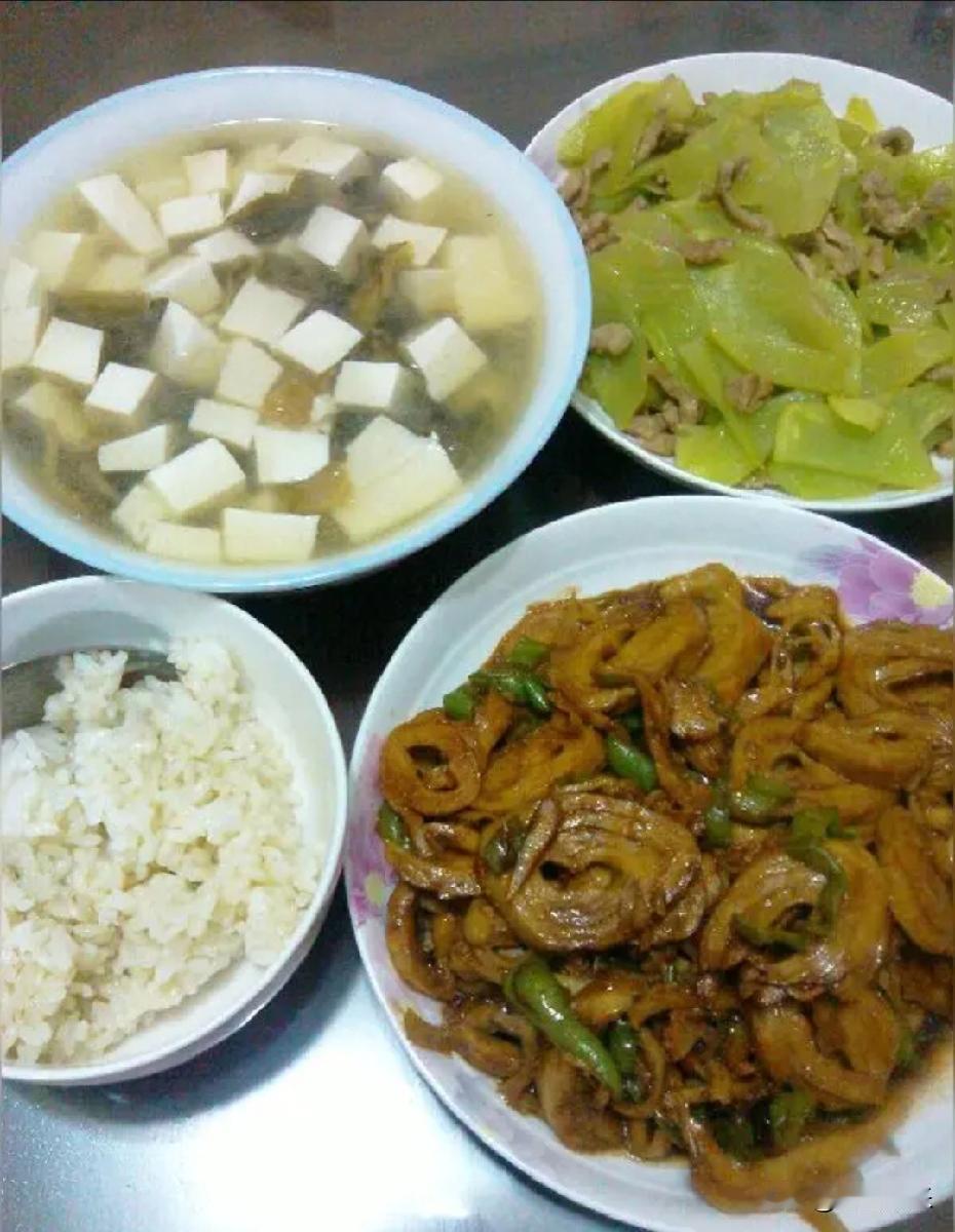 你身边一定有那种，三年没碰过一粒晚饭，照样每晚跑5公里的“狠人”朋友。
她的体重