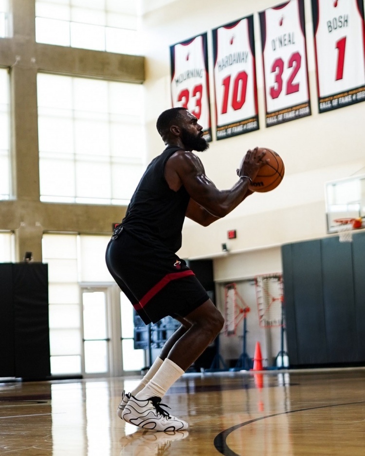 NBA[超话] 热火晒小哈达威训练照：在父亲传奇10号球衣下刻苦训练 ​​​