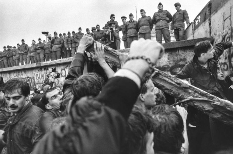 1989年11月9日，东德政府宣布放宽旅行限制，但发言人的措辞不够明确，导致东德