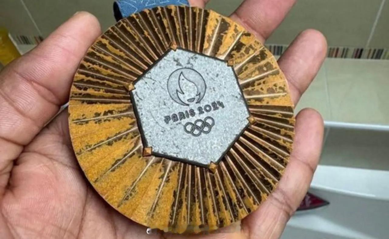 一名跑步运动员和一名游泳运动员展示了在巴黎奥运会上获得的奖牌。还不到一年，这些奖