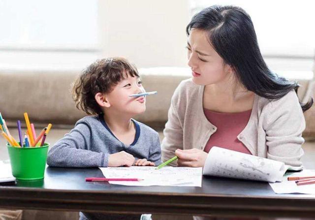 普通人是如何教育孩子的？总结下来，其实就这几招：

自己事自己干，从小教娃穿衣吃