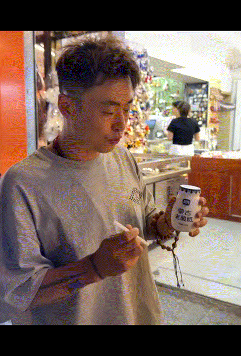 大妈都看不下去了。