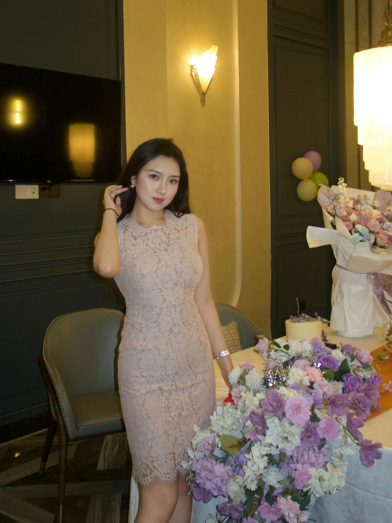 你的温柔如这蕾丝裙和美酒般使我沉醉。