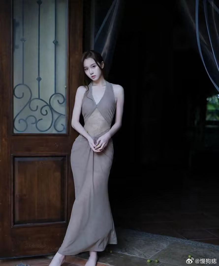 李瑜 被天使吻过的身材：修身长裙下的完美S型曲线 