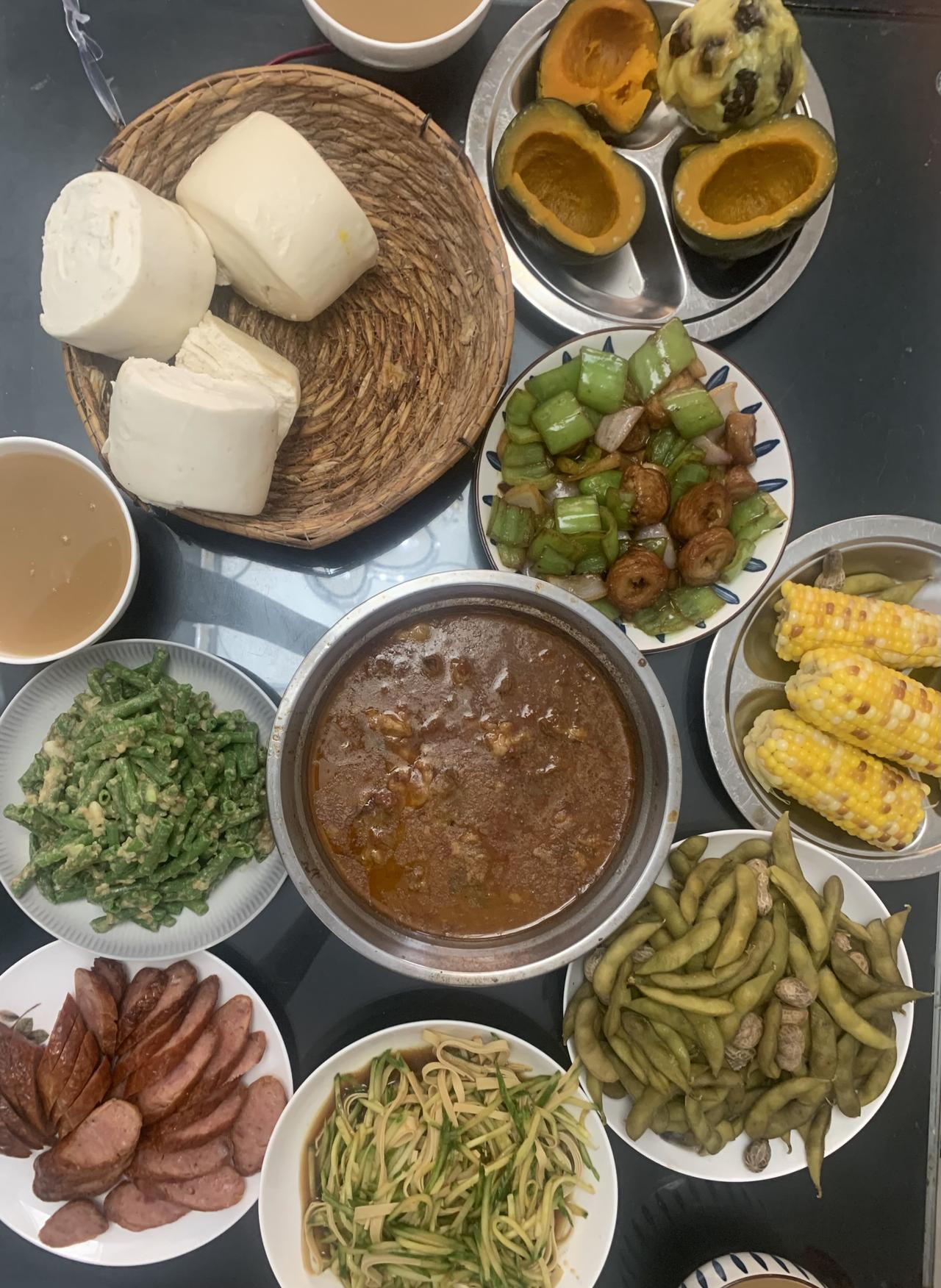 打卡今日晚餐
今日6人份晚餐：番茄牛腩、炒肥肠、麻汁豆角、凉拌黄瓜豆腐丝、烤肠；