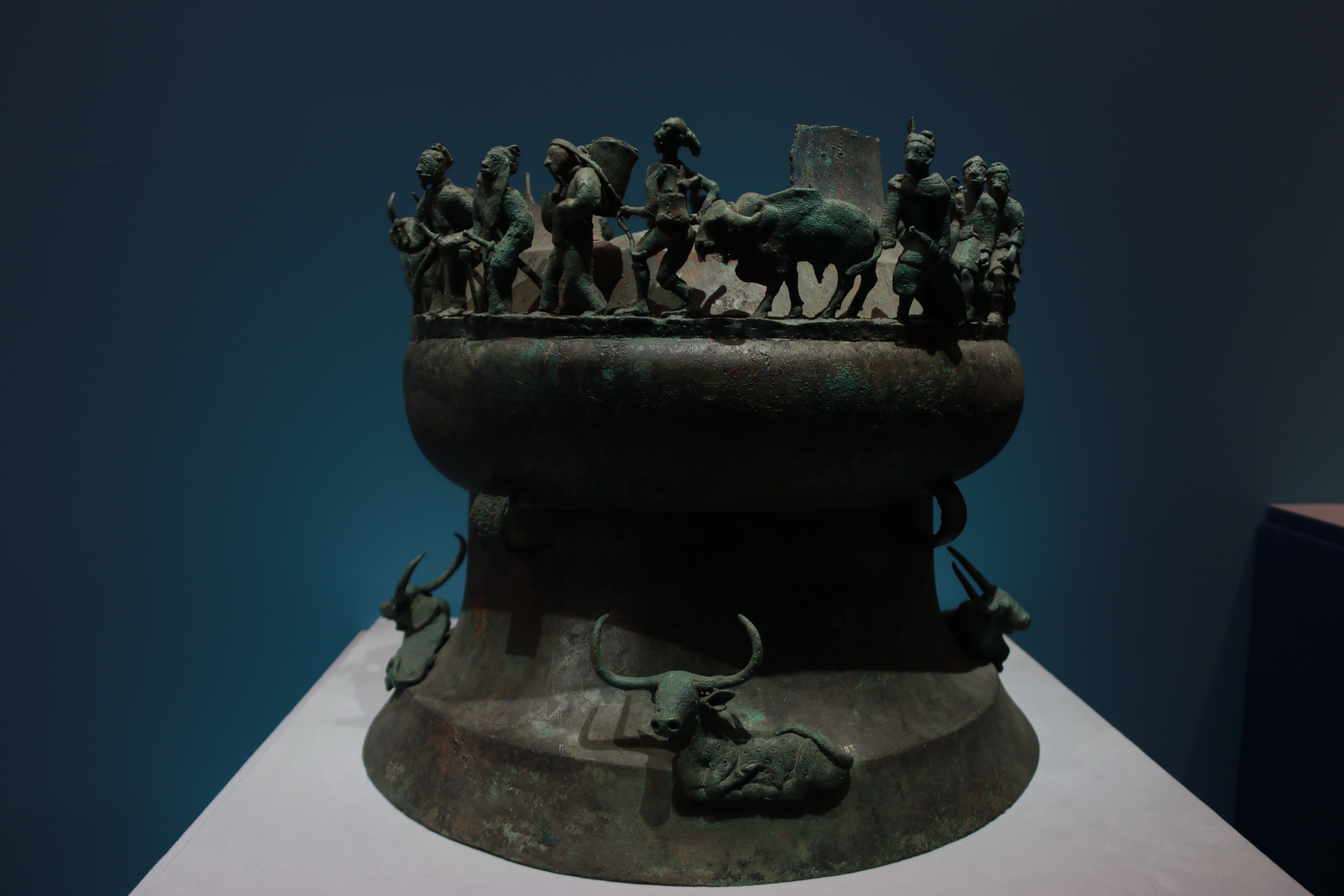 贡纳场面贮贝器 西汉 中国国家博物馆藏云南晋宁石寨山第13号墓出土，此件贮贝器最