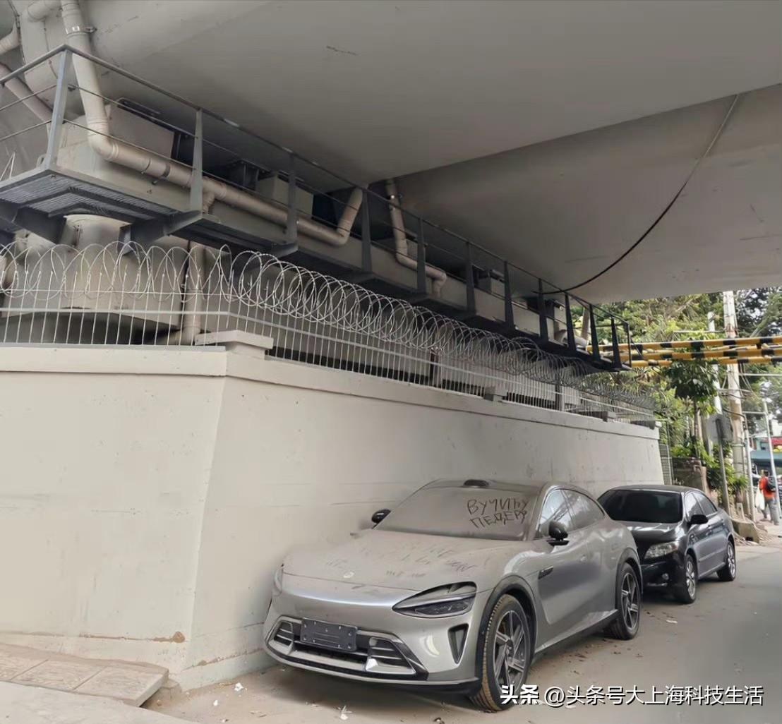 小米YU7汽车应该要上百万吧？车主真有钱，都布满灰尘了，也不开走。 ​