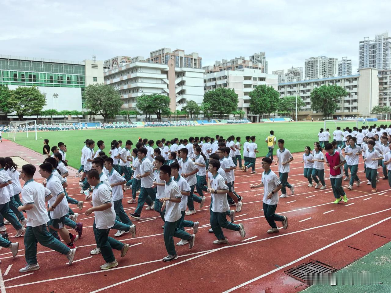 开学第一天
晒图笔记大赛
开心快乐的开学第一天：
学生们在操场上跑步，我们在室内