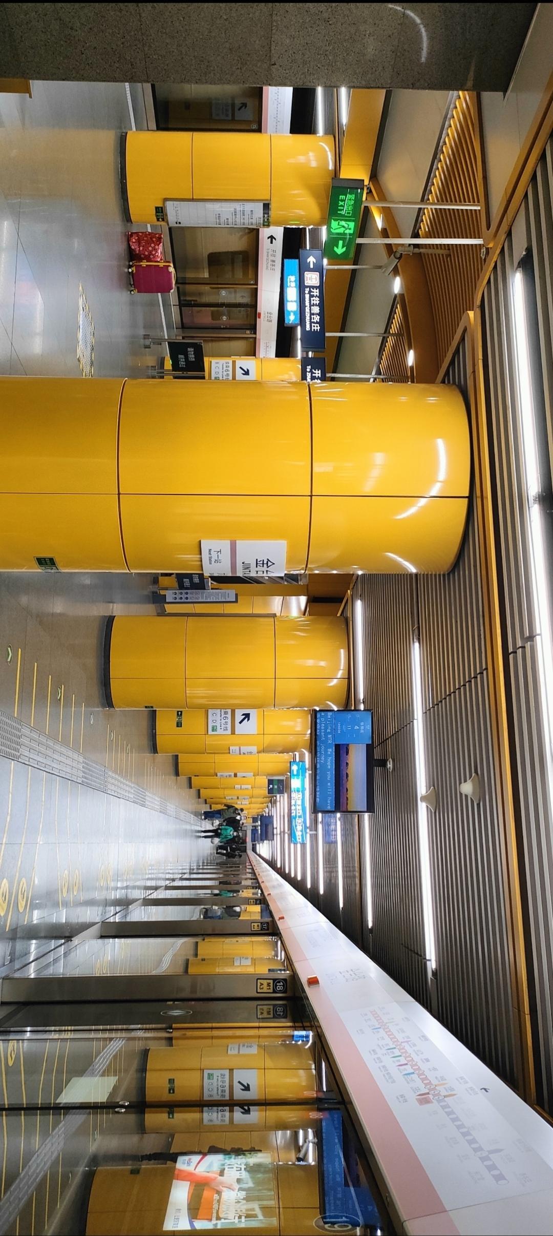 带你走进色彩斑斓的地下世界，感受现代都市的脉动！🚇🌟