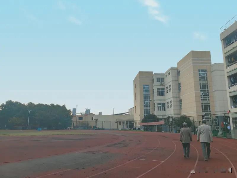 大家有没有发现一个事情，

人与人之间的相处，对于彼此的印象都是非常滞后性的！