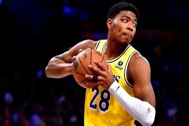 八村垒打的有点软的，好多次詹姆斯直塞篮下的传球，八村垒愣是起不来，看来身体素质方