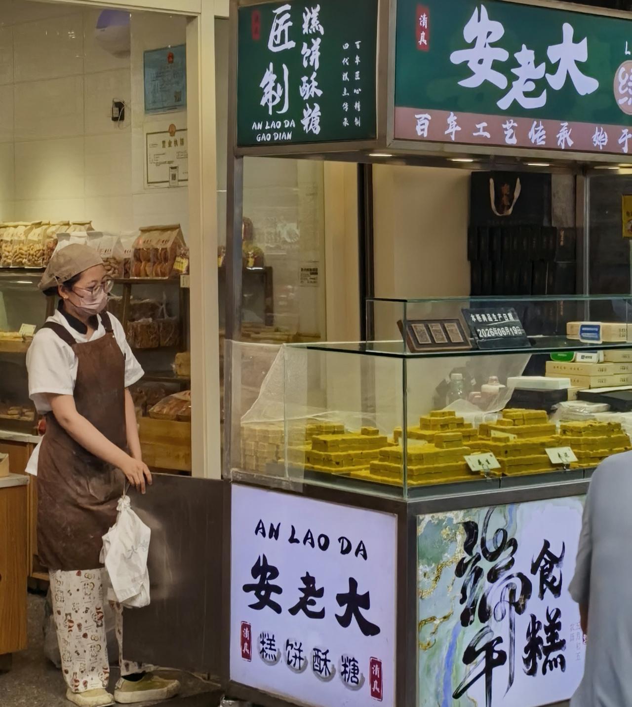 年青的时候，单位的食堂，是吃“大锅饭”，没有实行承包。单位专门让一位“头”负责职
