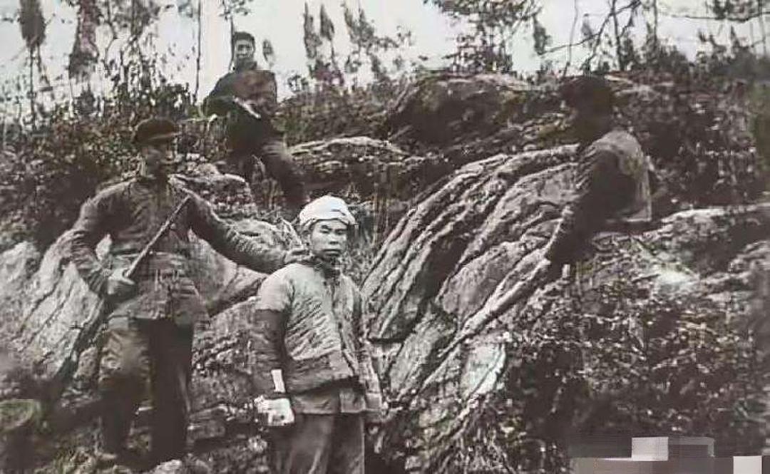 1950年7月，广东高要县小湘镇，刚被解放军击毙的悍匪许锡基，被愤怒村民从坟中挖