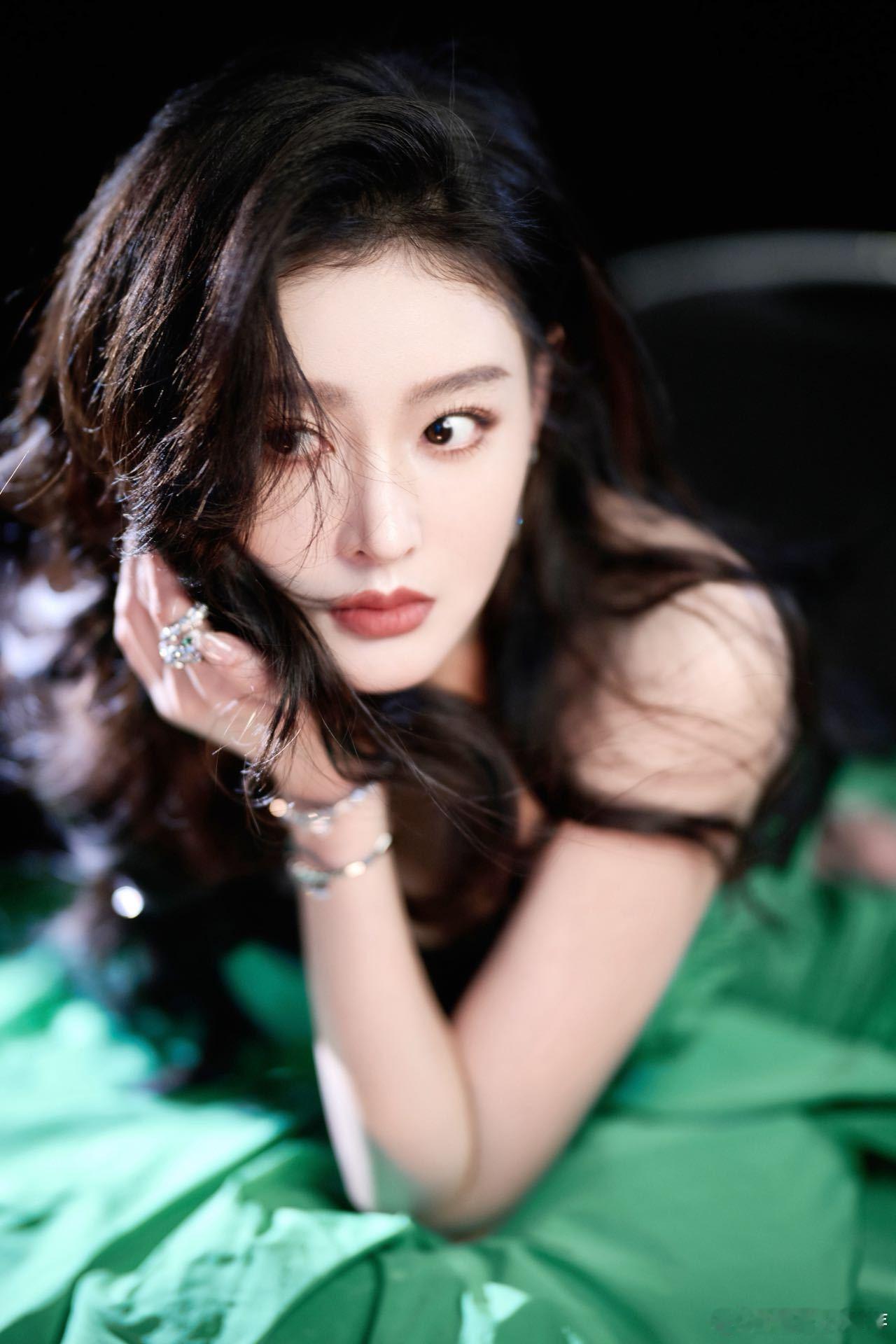 张天爱雨中绿野造型下雨天和张天爱适配度拉满，雨中绿野造型美炸。绿裙、雨滴搭配明艳