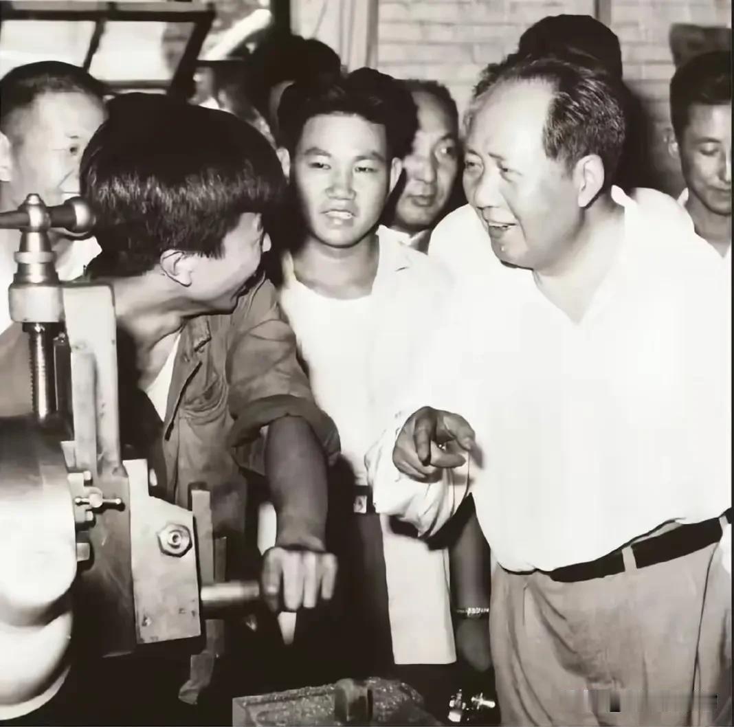 与工人交流。向人民学习。