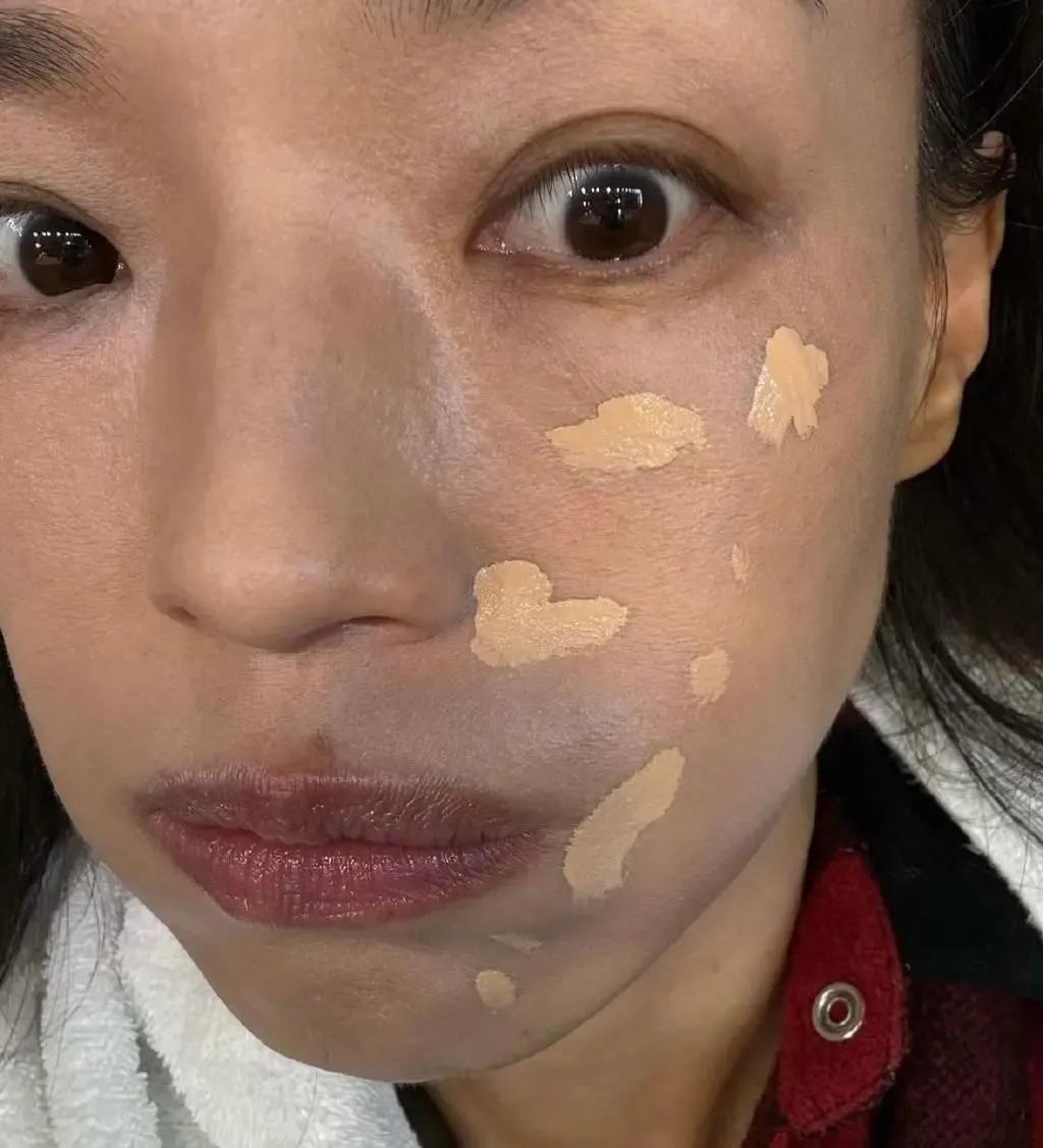她算不算是真正的美女呢？

有人说她美，也有人觉得她丑。

不管怎样，已经47岁