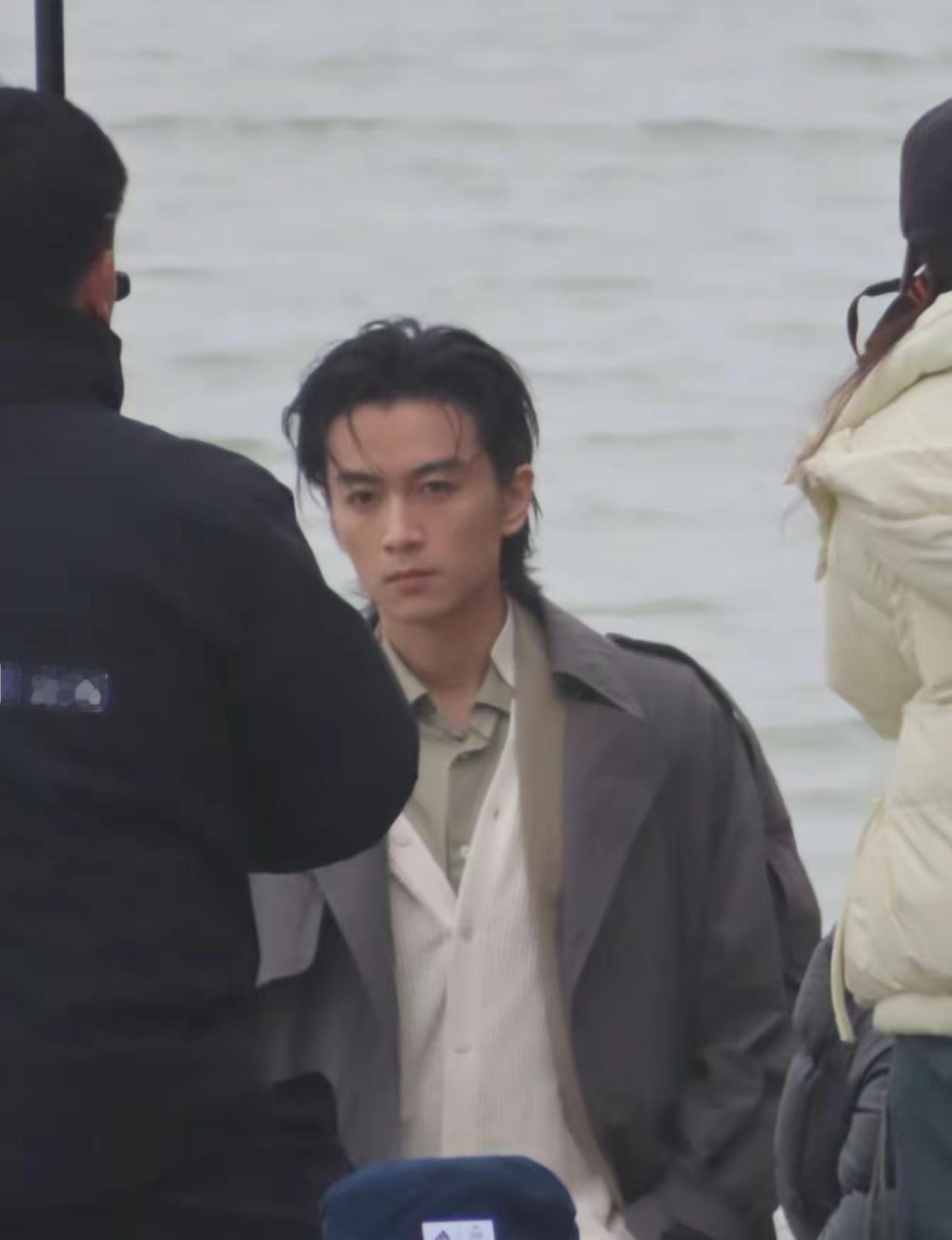 离婚九个月的陈晓已经彻底挥别过去，努力工作了！

前段时间为了贴近角色演出，更是