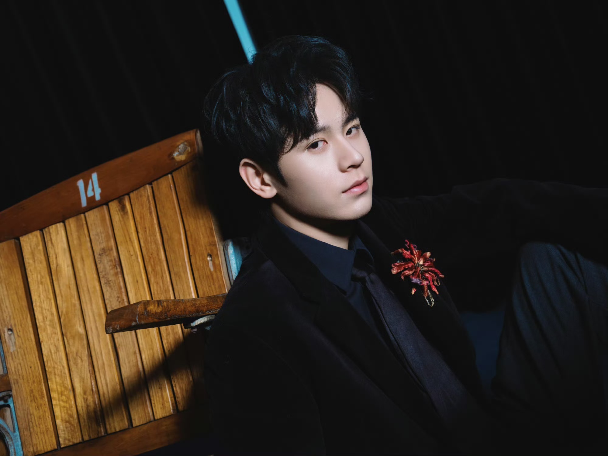 无畏NoFear无畏黑西装大红花无畏黑西装天使 无畏黑西装大红花好特别哇 