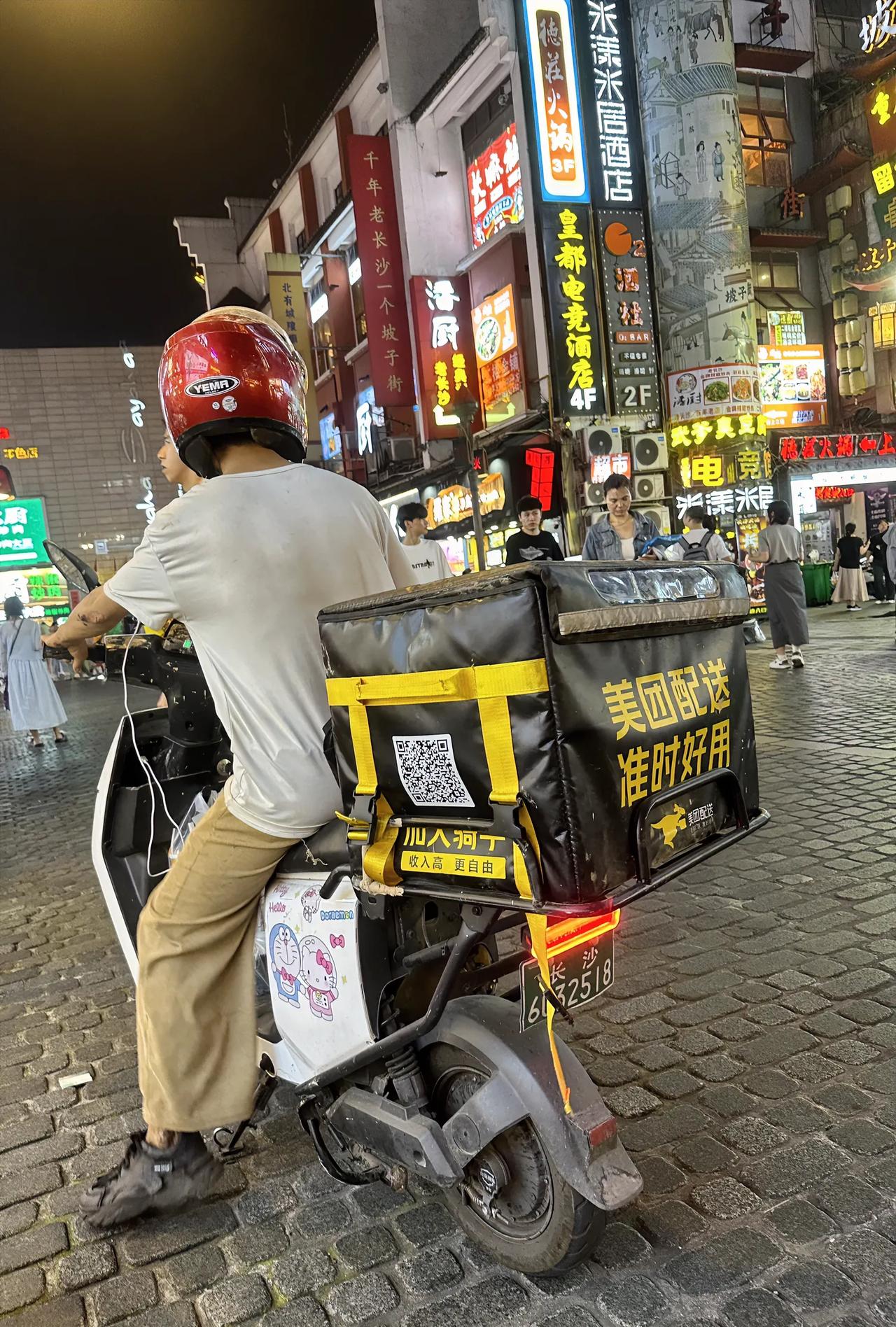 在步行街溜达时，偶遇一快递小哥。
年龄和我孩子差不多，在他等餐的间歇，
跟他聊了